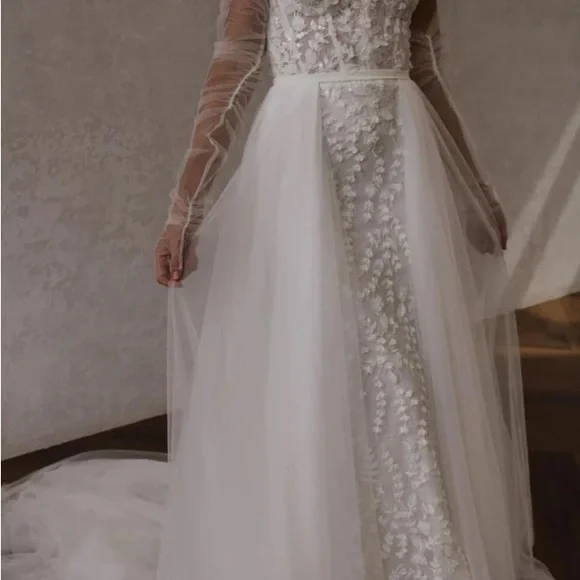 Made with love removable flowy overskirt and made with love cathedral veil - Picture 2 of 5